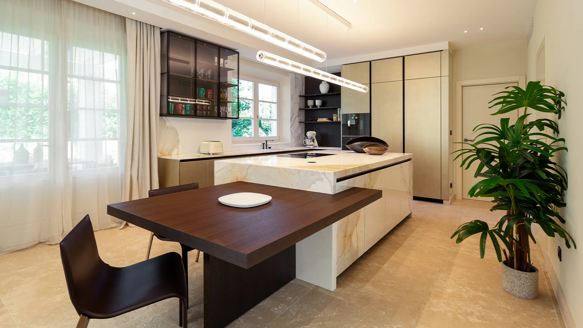 Cucina-moderna-Boffi-in-marmo-bianco,-legno-con-ante-in-ottone
